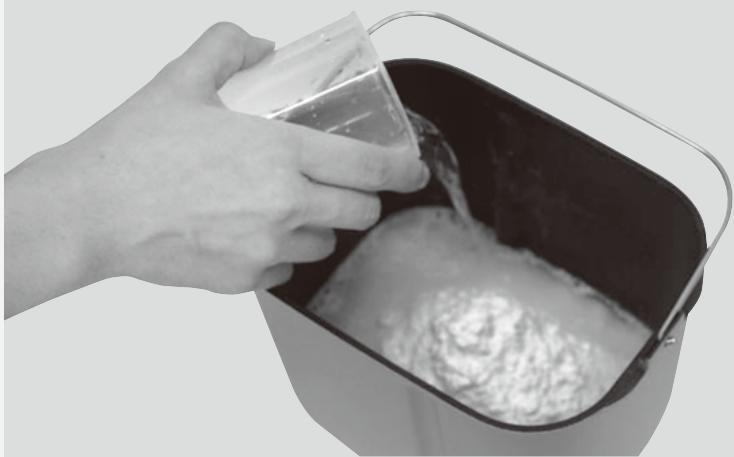 PANASONIC SD-2501WXC - Placez les ingrédients dans le moule à pain - 2