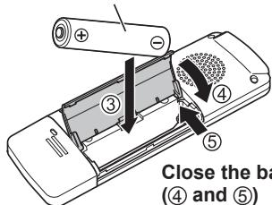 PANASONIC RR-US300 - Inserting a battery - 2