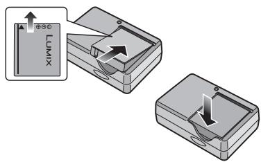 PANASONIC LUMIX DMC-FX07 - Fixez la batterie en faisant attention au sens de celle-ci. - 1
