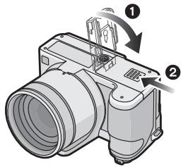PANASONIC LUMIX DMC-FZ28 - Batterie: Introduisez la batterie complètement chargée en faisant attention au sens de cette-ci. Tirez le levier A dans le sens de la flèche pour retarder la batterie. - 3