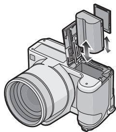 PANASONIC LUMIX DMC-FZ28 - Insérez la batterie et la carte. (P22) - 1