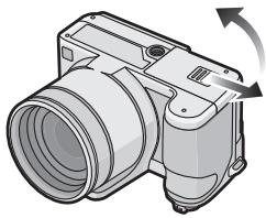 PANASONIC LUMIX DMC-FZ38 - Faites glisser le couvercle du logement de la carte/batterie pour l'ouvrir. - 1