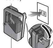 PANASONIC LUMIX DMC-TZ8 - Branchez le chargeur sur la prise de courant - 1