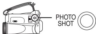 PANASONIC NV-GS17 - Het vastleggen van foto's op een kaart terwijl u video-opnamen maakt op tape - 1