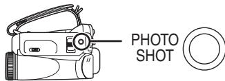 PANASONIC NV-GS17 - Enregistrement d'images fixes sur une carte tout en enregistrant les images sur une bande - 1