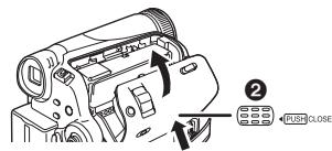 PANASONIC NV-GS21EK - Een cassette plaatsen/verwijderen - 4