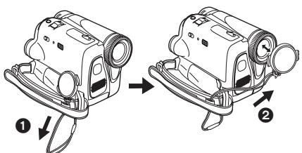 PANASONIC NV-GS21EK - Installazione del copriobiettivo - 2