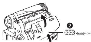 PANASONIC NV-GS21EK - Inserimento/rimozione di una cassetta - 4