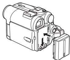 PANASONIC NV-GS22 - Fixez la batterie chargée au caméscope. - 1
