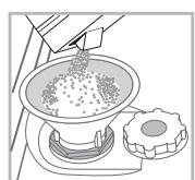HOTPOINT-ARISTON LFK 7M116 X FR - Measuring out the refined salt - 1