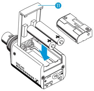 SENNHEISER SKP 2000 - Insérer les piles/le pack accu - 2