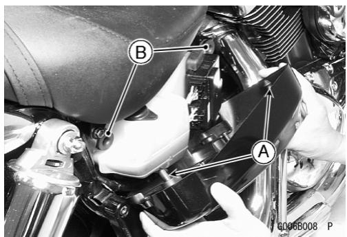 KAWASAKI VN1500 MEAN STREAK - Einbau des rechten Seitendeckels - 1