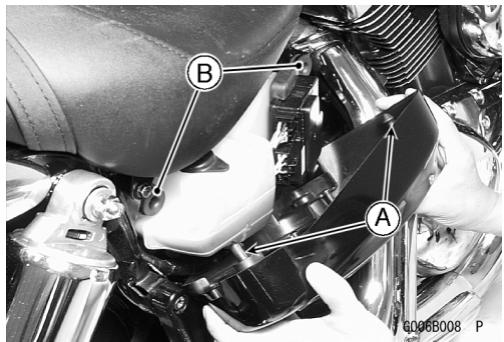 KAWASAKI VULCAN 1500 MEAN STREAK - Einbau des rechten Seitendeckels - 1