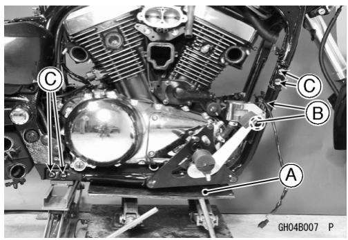 KAWASAKI VULCAN 1500 MEAN STREAK - Aus- und Einbau des Motors - 1
