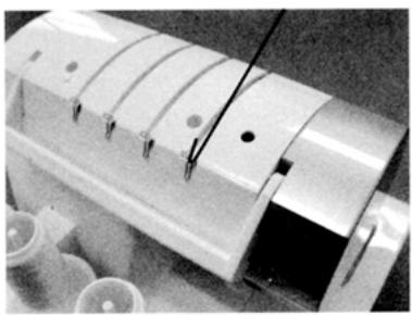 PFAFF SURJETEUSE 1230 OL - 4) Enfilage de l'aiquille gauche (bleue) - 3