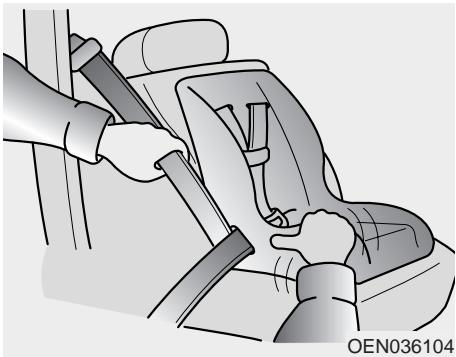 KIA OPTIMA HYBRIDE 2011 - Mettre une ceinture de sécurité de passager au mode d'auto-bouclage - 4