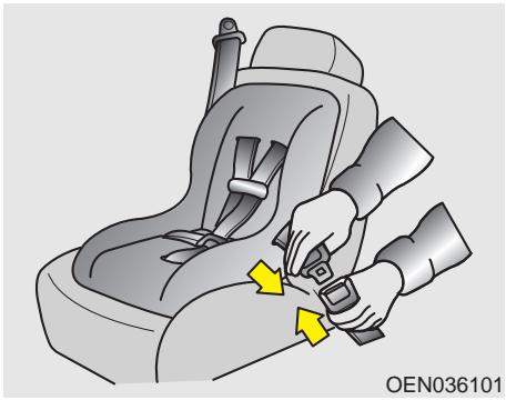 KIA OPTIMA HYBRIDE 2011 - Mettre une ceinture de sécurité de passager au mode d'auto-bouclage - 1