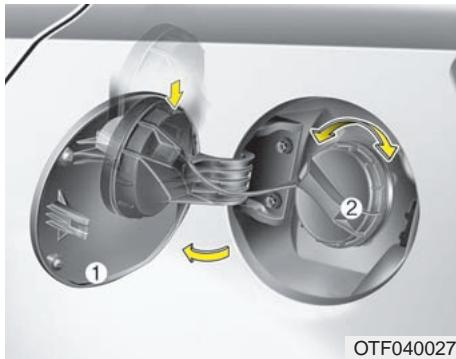 KIA OPTIMA HYBRIDE 2011 - Ouverture du volet du réservoir de carburant - 1
