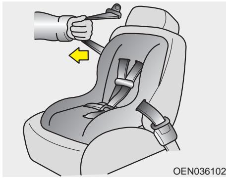 KIA OPTIMA HYBRIDE 2011 - Mettre une ceinture de sécurité de passager au mode d'auto-bouclage - 2