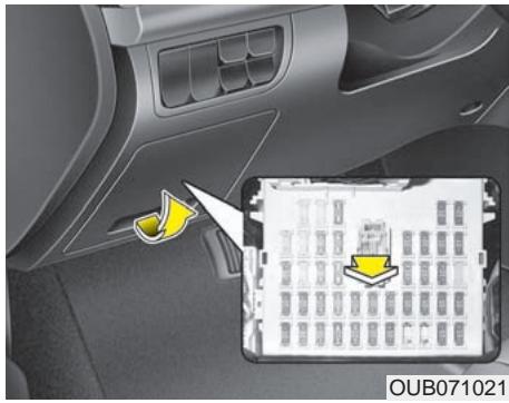KIA RIO 2011 - Remplacer un fusible sur le panneau interieur - 1