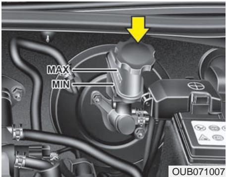 KIA RIO 2011 - LIQUIDE DE FREIN ET D'EMBRAYAGE (SI ÉQUIPÉ) - 1