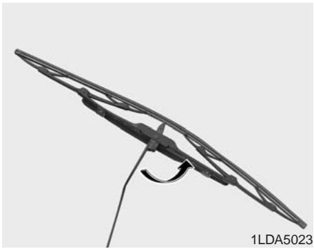 KIA RIO 2011 - Remplacement des lames d'essuie-glace - 1