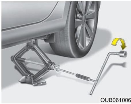 KIA RIO 2011 - Changer un pneu - 4