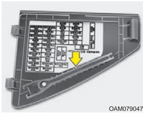 KIA SOUL 2011 - Remplacer un fusible sur le panneau interieur - 1