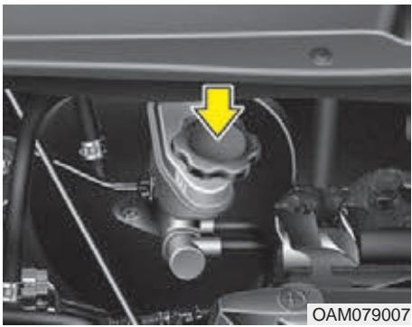 KIA SOUL 2011 - LIQUIDE DE FREIN ET D'EMBRAYAGE (SI ÉQUIPÉ) - 1