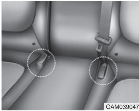 KIA SOUL 2011 - Déboucler la ceinture de sécurité : - 1