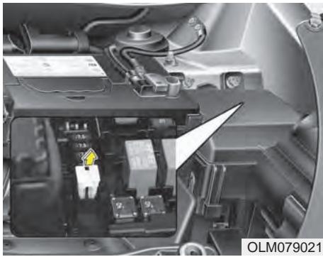 KIA SPORTAGE 2011 - Remplacer un fusible sur le panneau interieur - 1