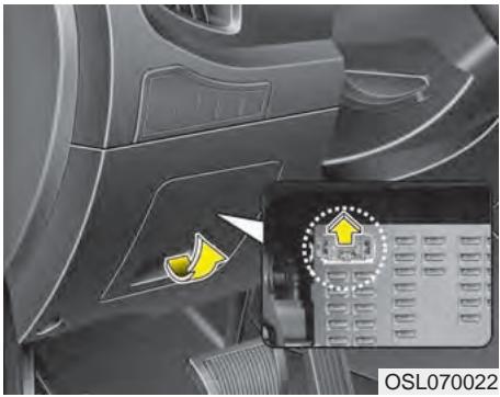 KIA SPORTAGE 2011 - Remplacer un fusible sur le panneau interieur - 2