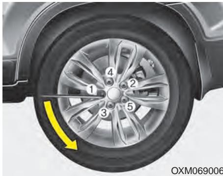 KIA SPORTAGE 2011 - A VERTISSEMENT - Changer une roue - 1