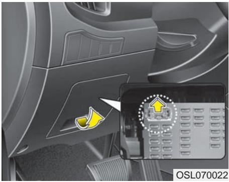 KIA SPORTAGE 2012 - Remplacer un fusible sur le panneau interieur - 2