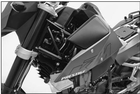 KTM 690 LC4 SUPERMOTO - Vérification du niveau de liquide de refroidissement dans le vase d'expansion - 1
