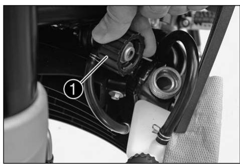 KTM 690 LC4 SUPERMOTO - Vérification du niveau de liquide de refroidissement dans le vase d'expansion - 2