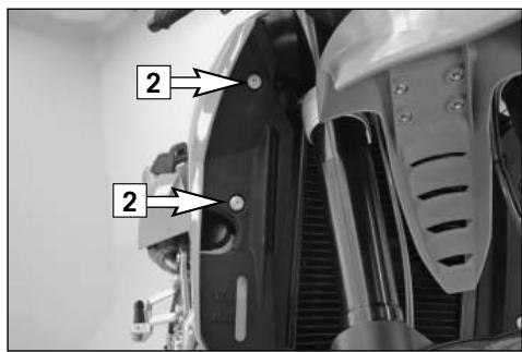 KTM 950 SUPERMOTO - Vérification du niveau de liquide de refroidissement dans le vase d'expansion - 1