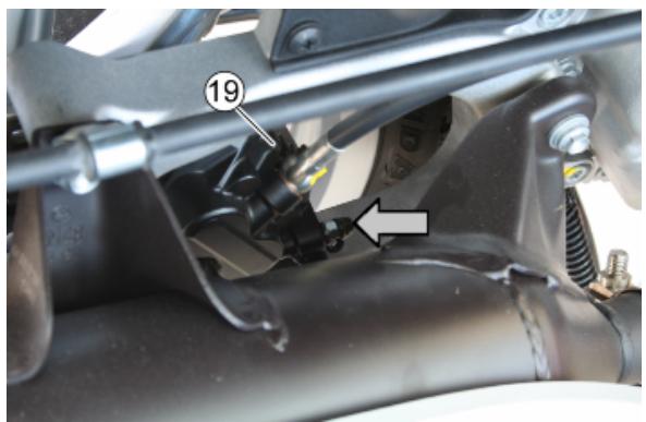 PIAGGIO MP3 500 - Pour éviter que l'air contenu dans le système soit pompé d'un TUYAU à l'autre, réaliser la PURGE en respectant la procédure suivante : - 2