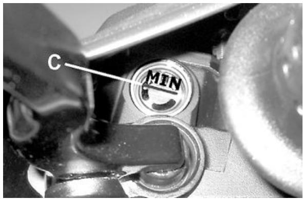 PIAGGIO MP3 500 - Verification du niveau du système de freinage avant et arrière - 1