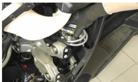 PIAGGIO MP3 500 - Procédure de réglage des BAGUES de serrage des TIGES laterales - 9