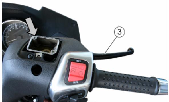 PIAGGIO MP3 500 - Pour éviter que l'air contenu dans le système soit pompé d'un TUYAU à l'autre, réaliser la PURGE en respectant la procédure suivante : - 3