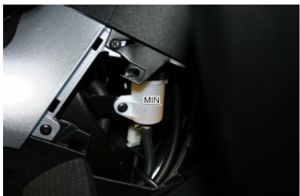 PIAGGIO MP3 500 - Vérification du niveau du système de freinage intégral - 1