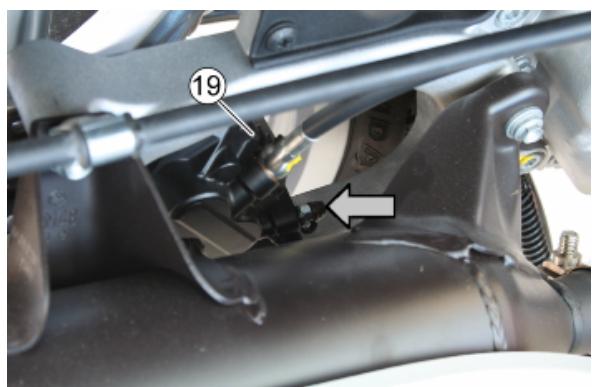 PIAGGIO MP3 500 - Pour éviter que l'air contenu dans le système soit pompé d'un TUYAU à l'autre, réaliser la PURGE en respectant la procédure suivante : - 7