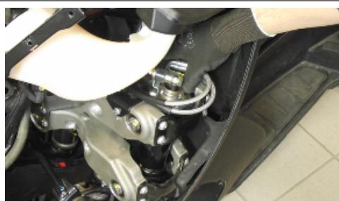 PIAGGIO MP3 500 - Procédure de réglage des BAGUES de serrage des TIGES laterales - 11
