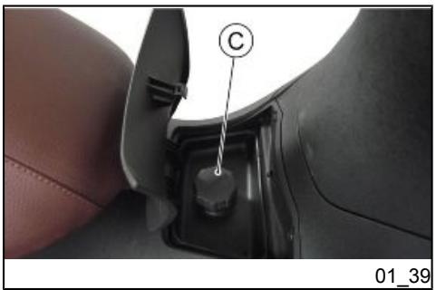 PIAGGIO X10 - Accès au réservoir essence (01_37, 01_38, 01_39) - 3