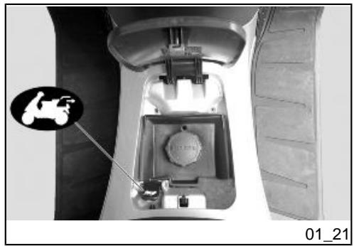 PIAGGIO X8 - Opening the saddle to access the helmet compartment by remote control - 3