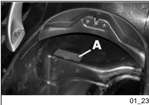 PIAGGIO X8 - Opening the saddle to access the helmet compartment in an emergency (01_21, 01_22) - 3