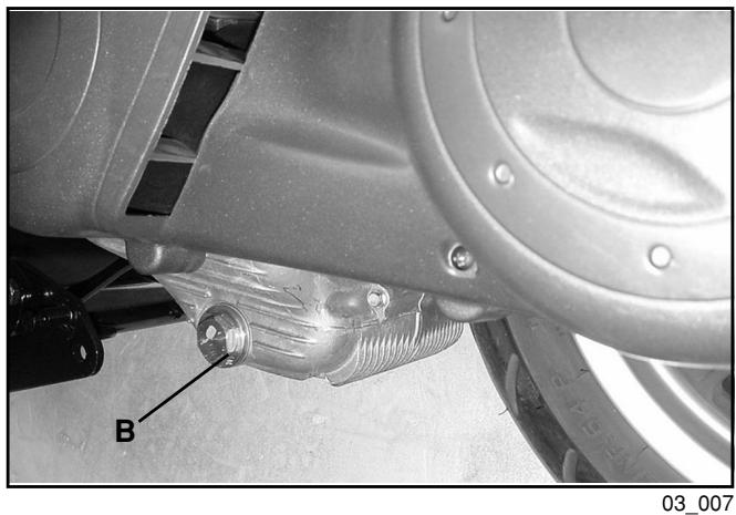 PIAGGIO X9 500 - Renewing the oil and the filter - 3