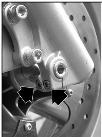 PIAGGIO X9 500 - Removing the front wheel - 1