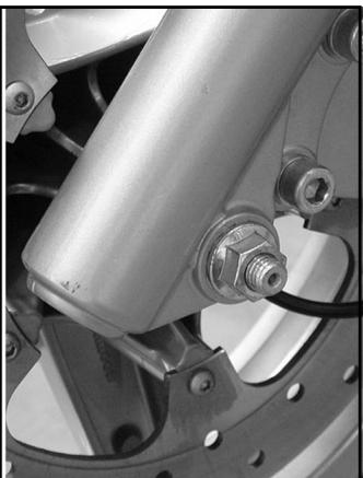 PIAGGIO X9 500 - Removing the front wheel - 2